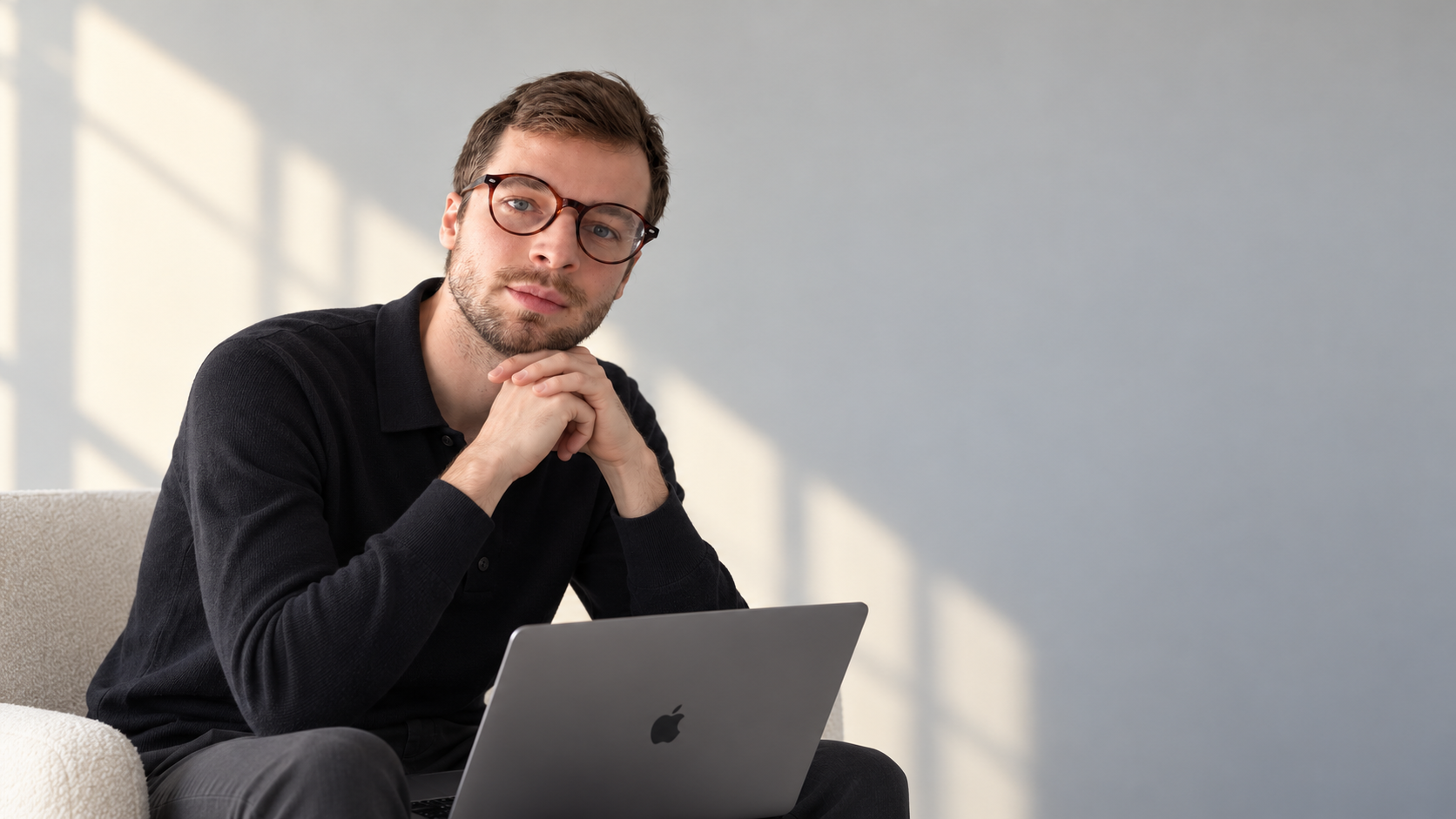 Martin de Numméris, assis avec son ordinateur